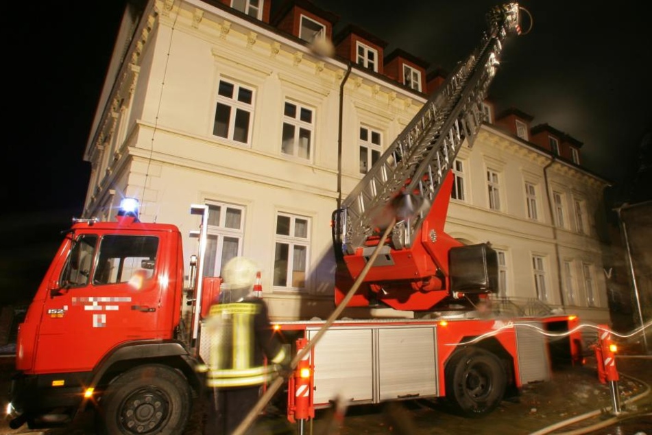 Noch vor dem Eintreffen der Feuerwehr konnten Mutter und Kinder gerettet werden. (Symbolbild)