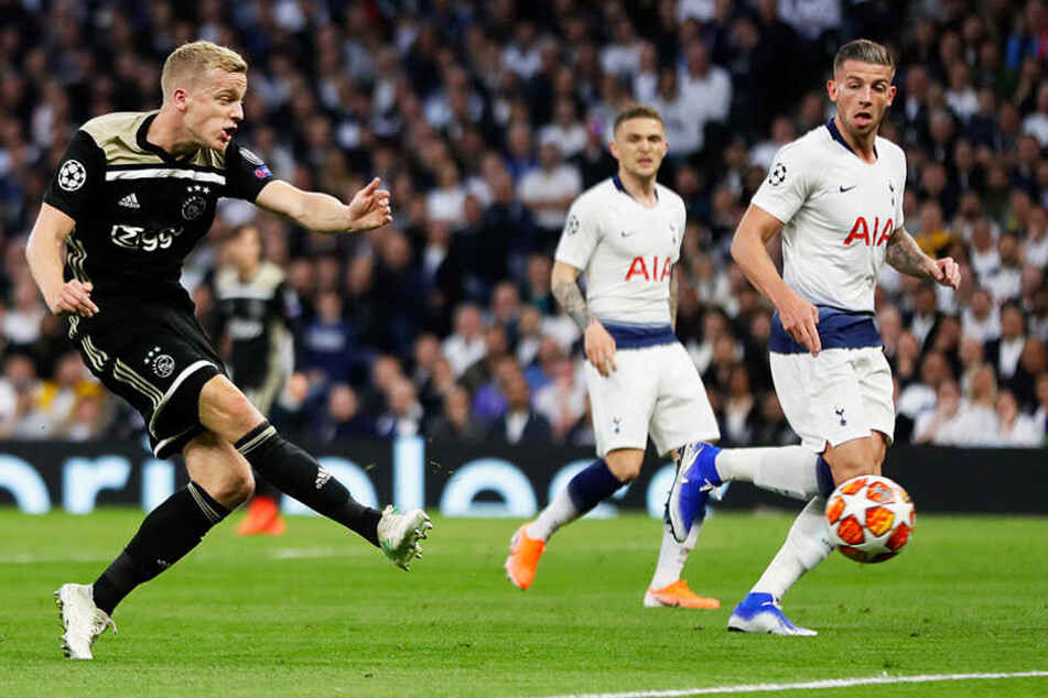 Donny van de Beek (l.) trifft zum 1:0 für Ajax Amsterdam.