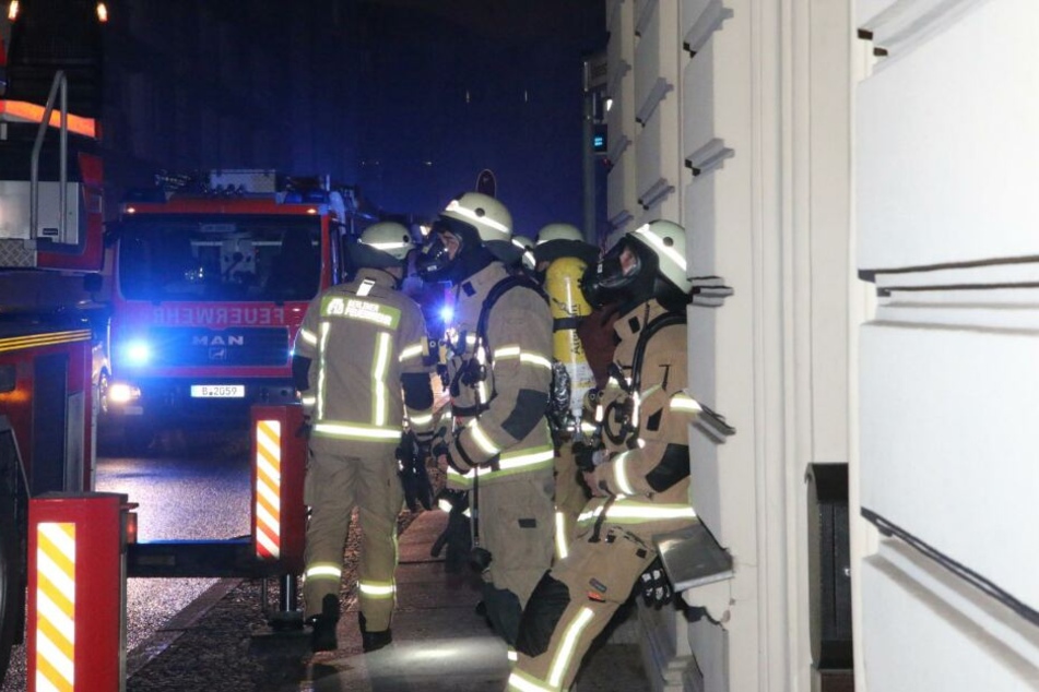 Ein siebengeschossiges Hochhaus ist in Berlin-Mitte in Brand geraten.