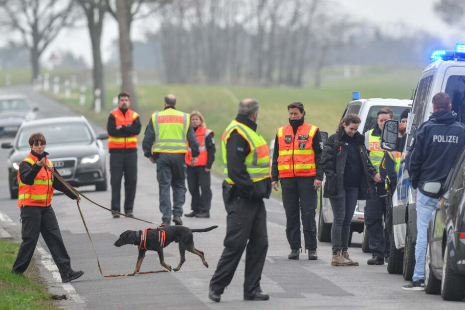 Polizisten suchen nahe der A13 nach Spuren.