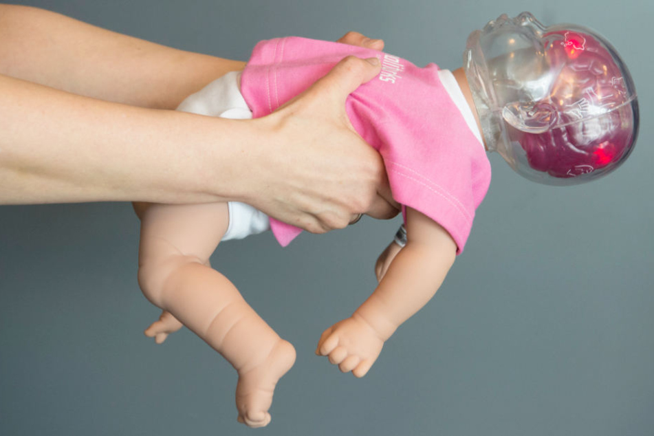 Die roten Punkte zeigen, wie sehr das Schütteln dem Baby schadet.