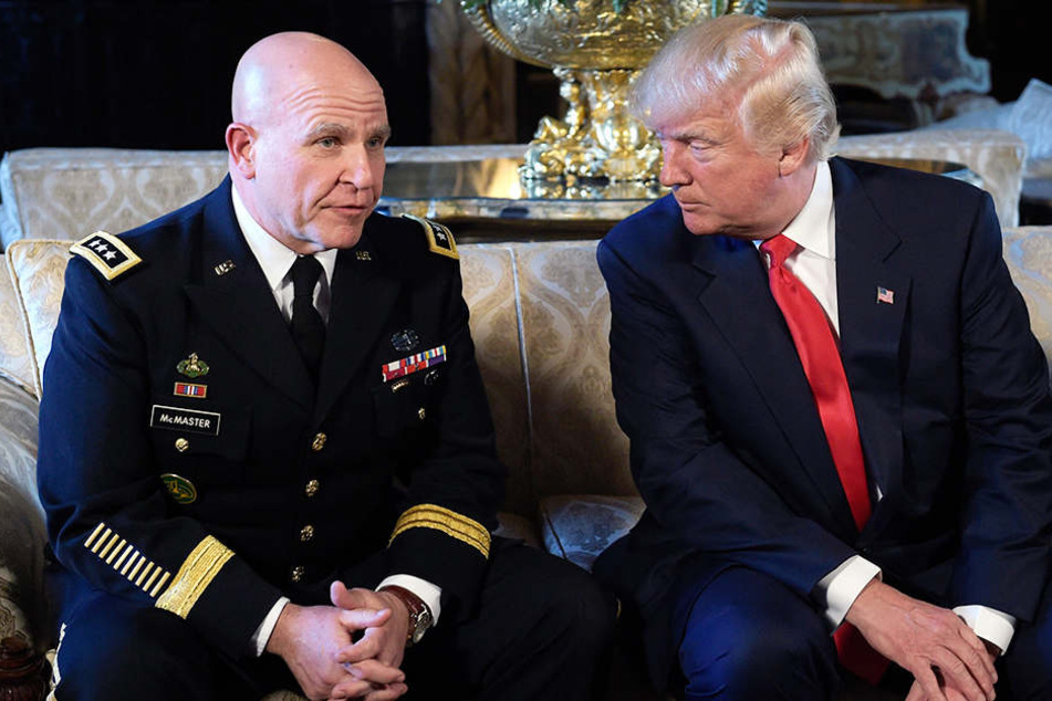 Trump (re.) mit seinem neuen Sicherheitsberater McMaster.