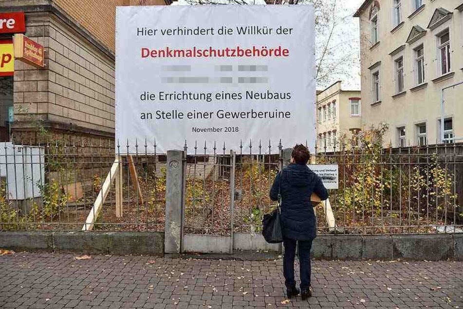 Das Protest-Schild steht seit Ende vergangener Woche an der Kesselsdorfer Straße auf Höhe Deubener Straße.