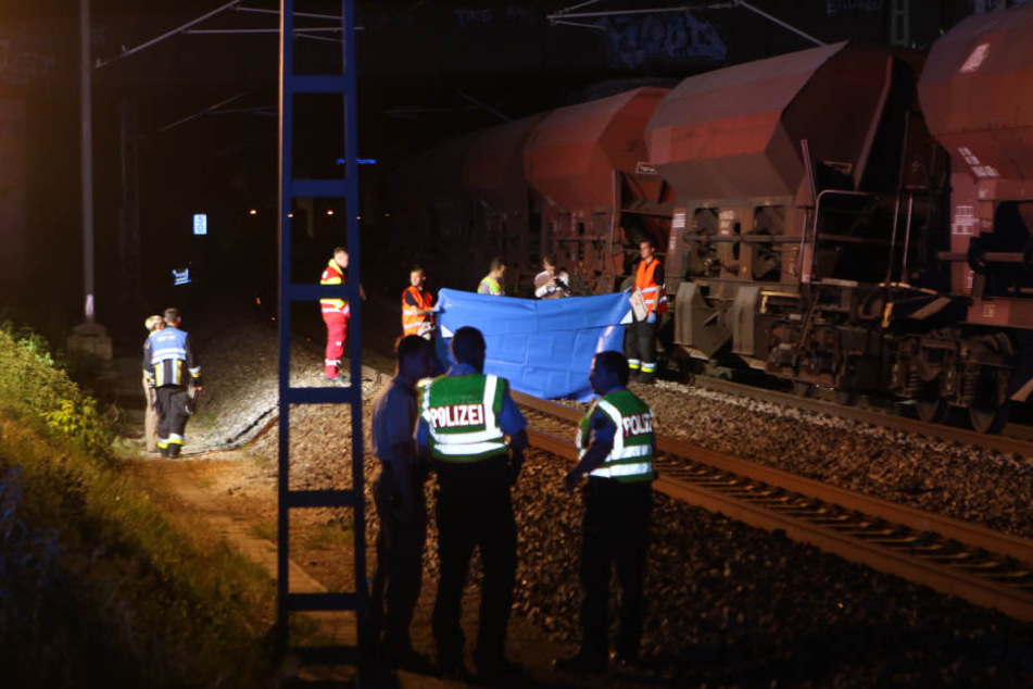 Ein Arbeiter wurde vom Zug erfasst und tödlich verletzt.