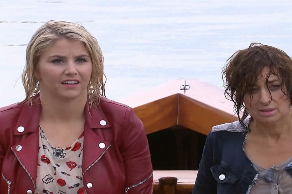 Beatrice Egli (30) und Isabel Varell (57) werden bei ihrem Ausflug mit dem Ruderboot ziemlich nass.