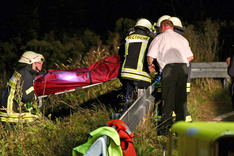 Rettungskräfte bergen die Leichen der beiden Opfer.