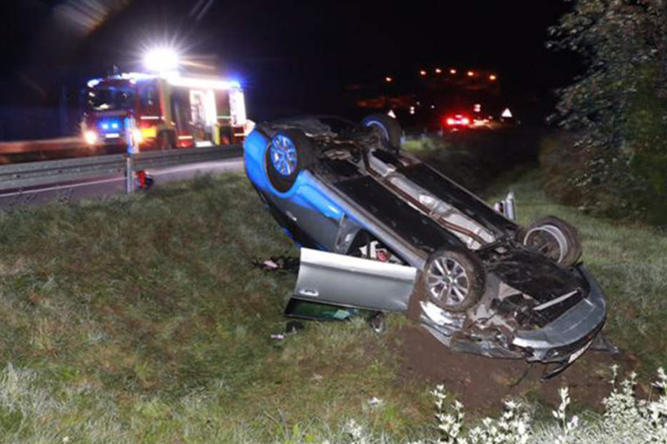 Der Skoda landete nach dem Crash auf dem Dach.