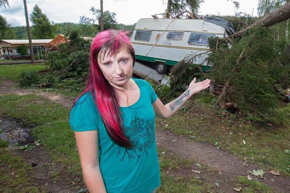 Angst vor dem nächsten Sturm: Camperin Sally Moser (28) sorgt sich um weitere umstürzende Bäume.