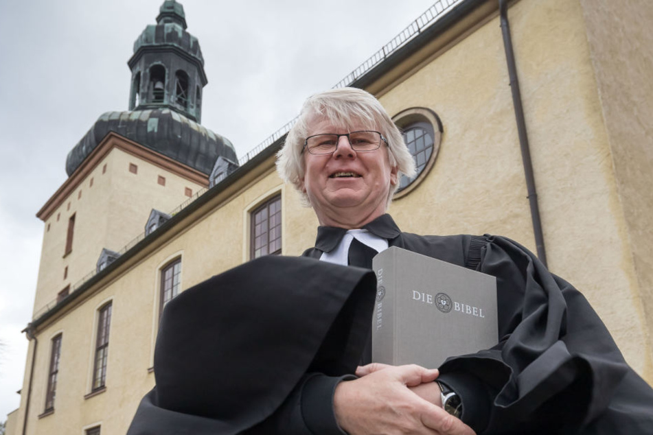 Pfarrer Horst Oertel (63) aus Glösa wirbt auch bei Sturm für die Reformation und denGlauben.
