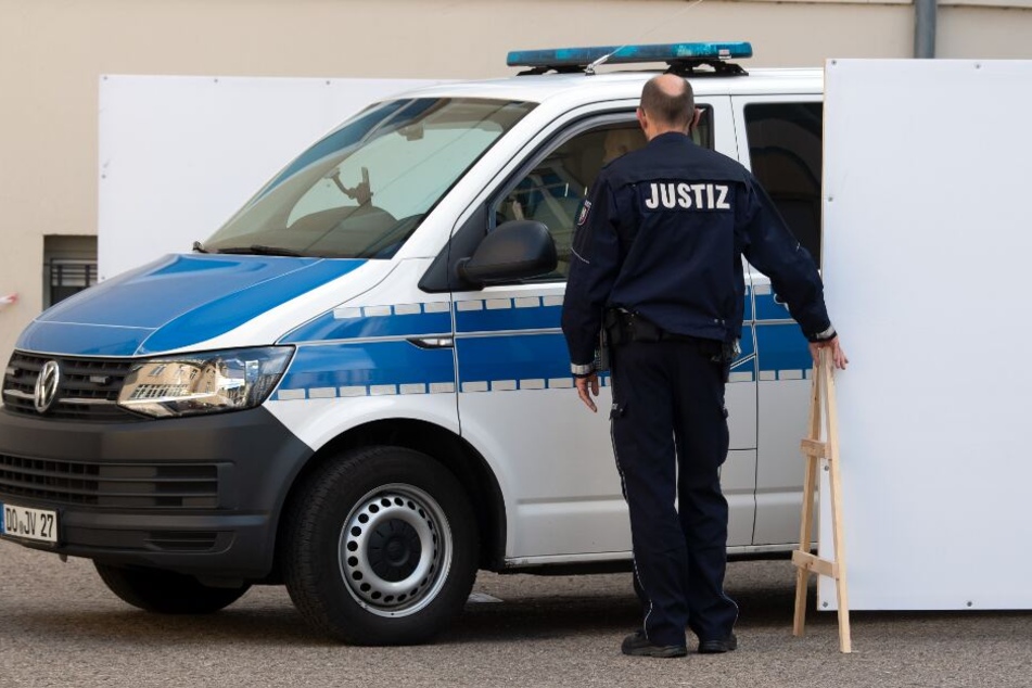 Eine Sichtschutzwand wurde für die Angeklagten aufgebaut.