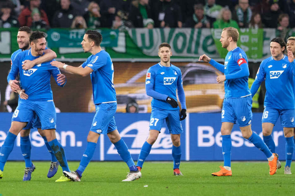 Hoffenheim bejubelt den frühen 1:0-Treffer durch Ishak Belfodil (l.)
