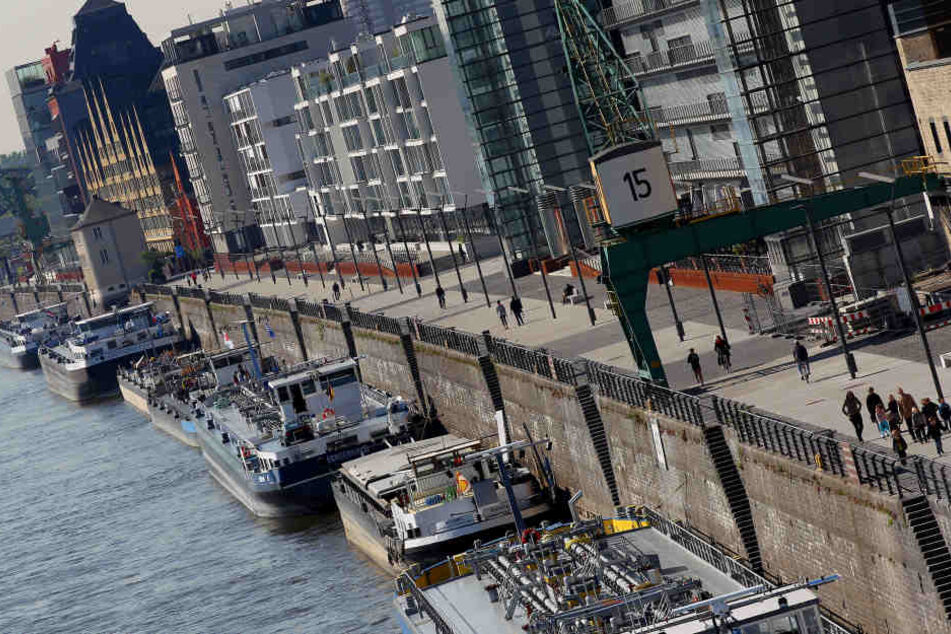 Bis auf Weiteres dürfen Binnenschiffe am Rheinauhafen nur noch im Fluss ankern.