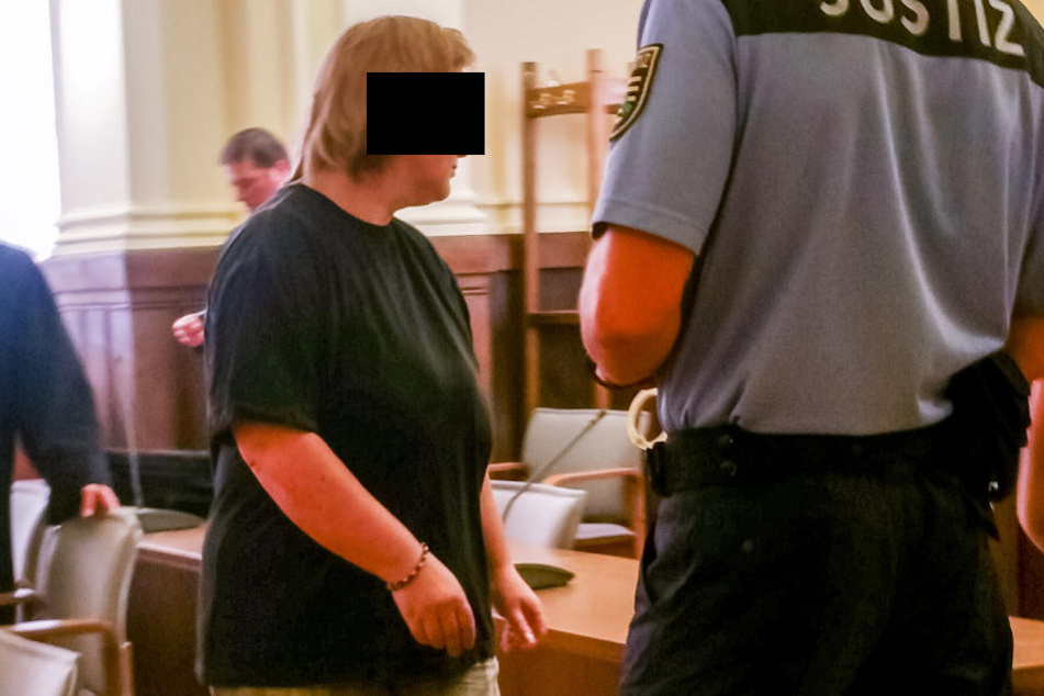 Sie muss zehn Jahre und neun Monate ins Gefängnis: Heike H. (45) wurde in 26 Missbrauchs-Fällen schuldig gesprochen.