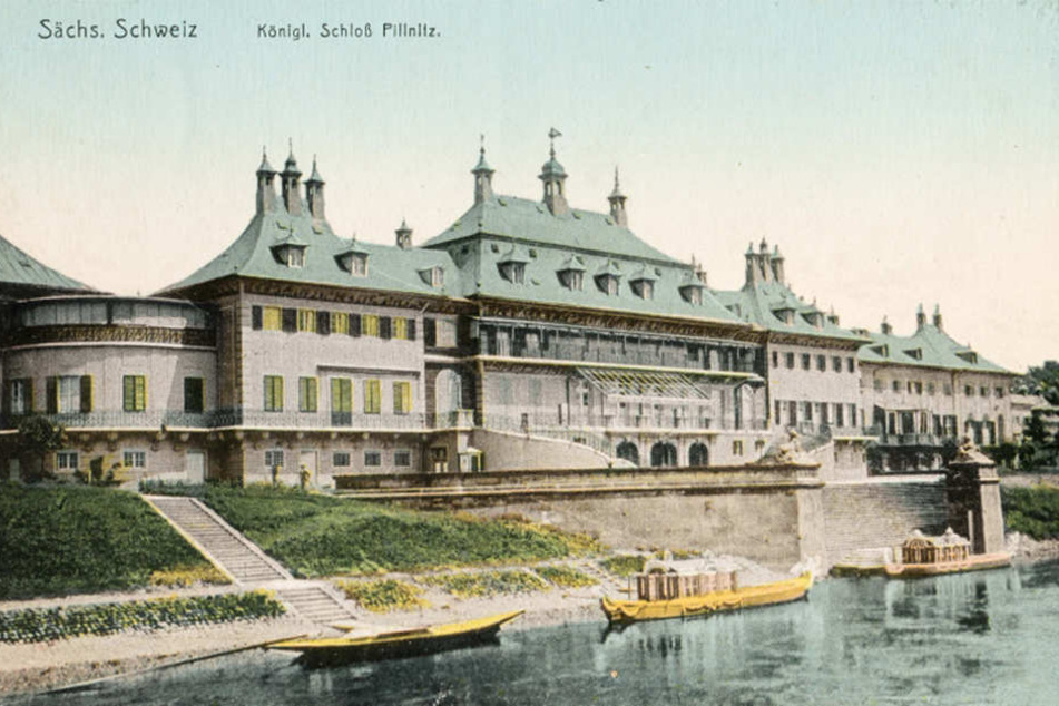 Endstation Pillnitz: Der Gondelhafen von 1724 ist noch original
halten. Die colorierte Foto-Postkarte aus der Jahrhundertwende zeigt zwei
Hof-Schaluppen vor dem Schloss.