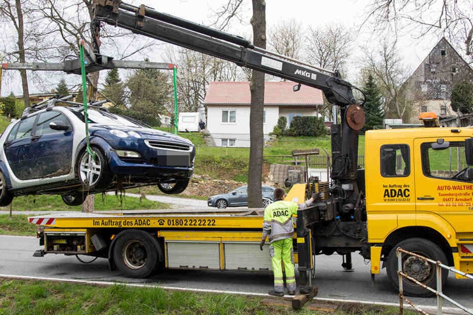 Glück im Unglück hatten zwei Smart-Insassen. Das Fahrzeug musste aus einem Bach befreit werden.