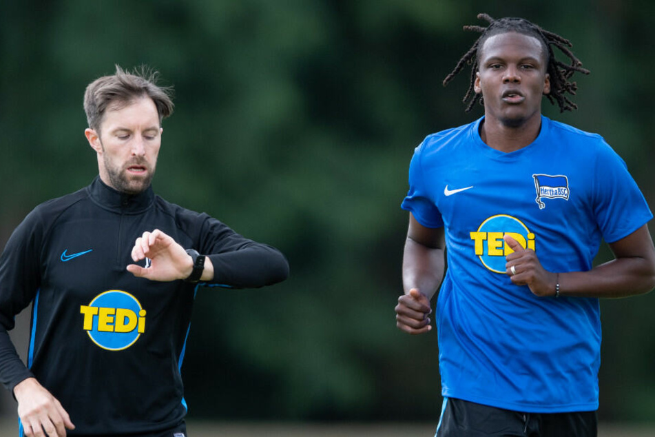Dedryck Boyata beim Lauftraining mit Athletik-Trainer Hendrik Vieth.