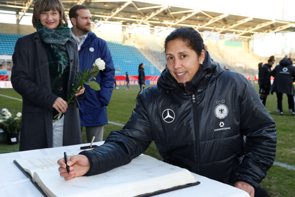 Die Trainerin der Deutschen Frauenfußballnationalmannschaft Steffi Jones hat sich am Montag in das Goldene Buch der Stadt Chemnitz eingetragen.