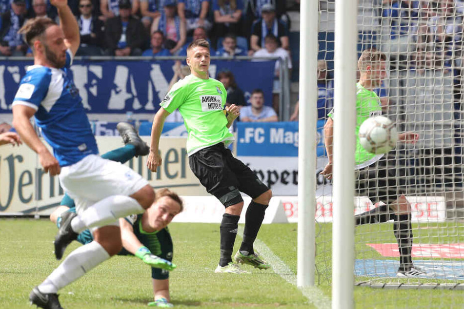 Daniel Frahn (M.) betrieb mit seinem Treffer in Magdeburg Werbung in eigener Sache.
