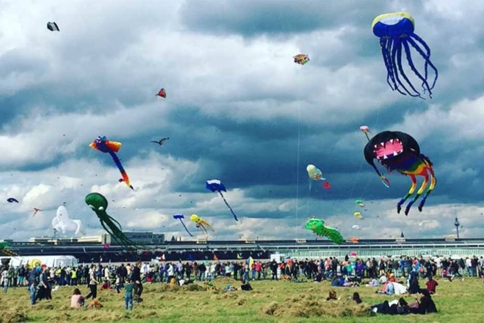 Der Himmel über dem Tempelhofer Feld ist voll mit riesigen Drachen.
