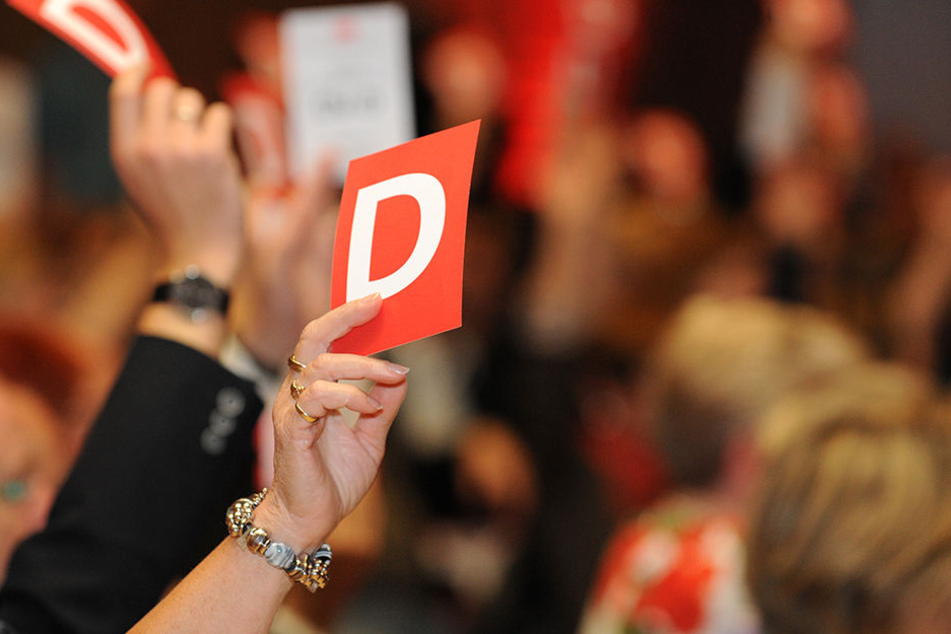 Wer ist dafür? Parteiversammlungen verzetteln sich oft an Belanglosigkeiten - große Politik entscheidet sich da selten.