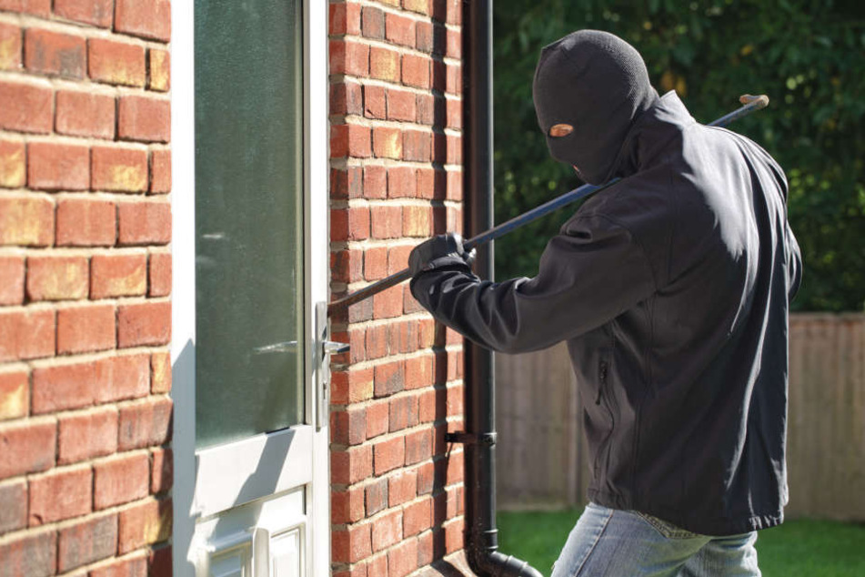 Die Täter hebelten Haus- und Wohnungstüren auf. (