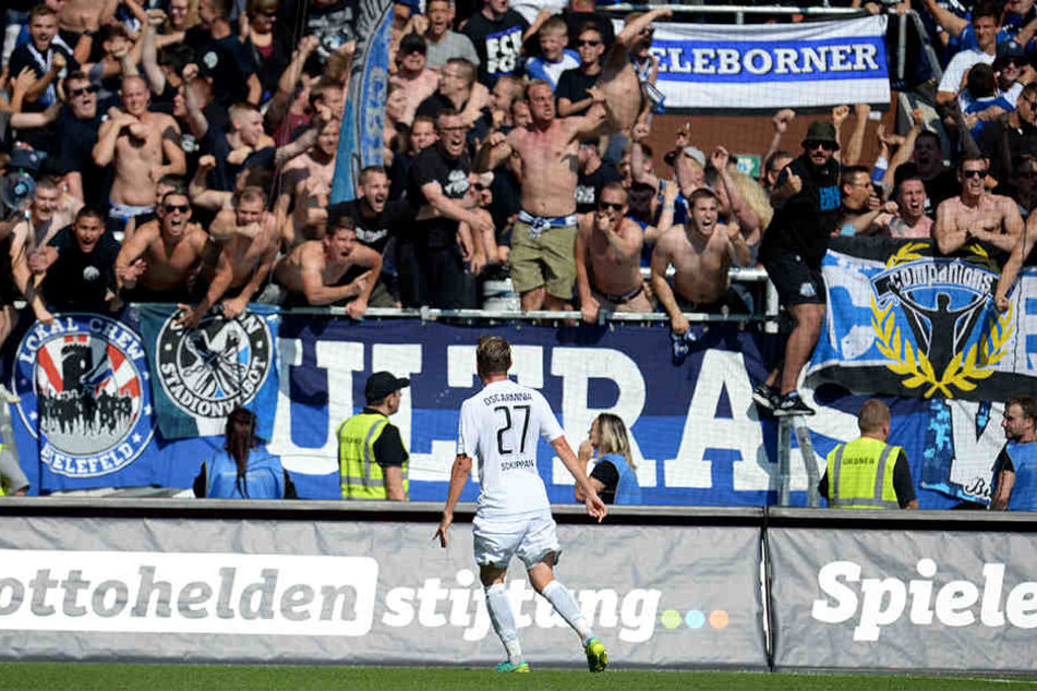 Sebastian Schuppan feiert seinen 1:1-Ausgleichstreffer vor den Bielefelder-Fans.