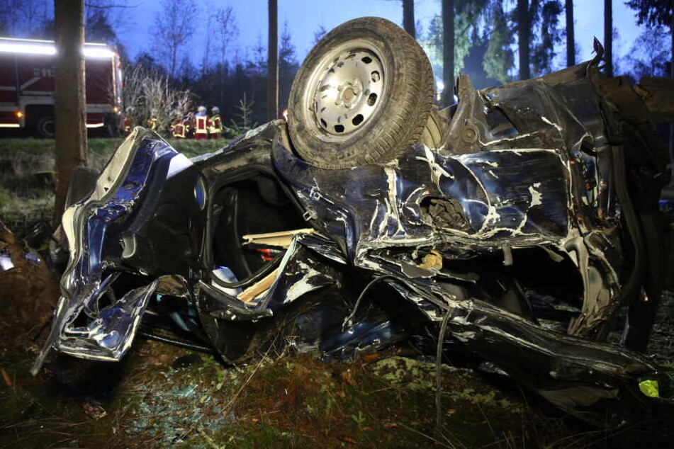Das Auto wurde bei dem Unfall völlig zerstört.