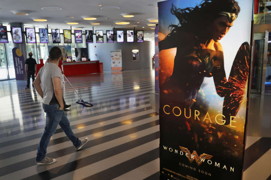Weibliche Kinobesucher, die sich "Wonder Women" ansahen, bekamen zum Film einen Putzschwamm und Diätpillen dazu.