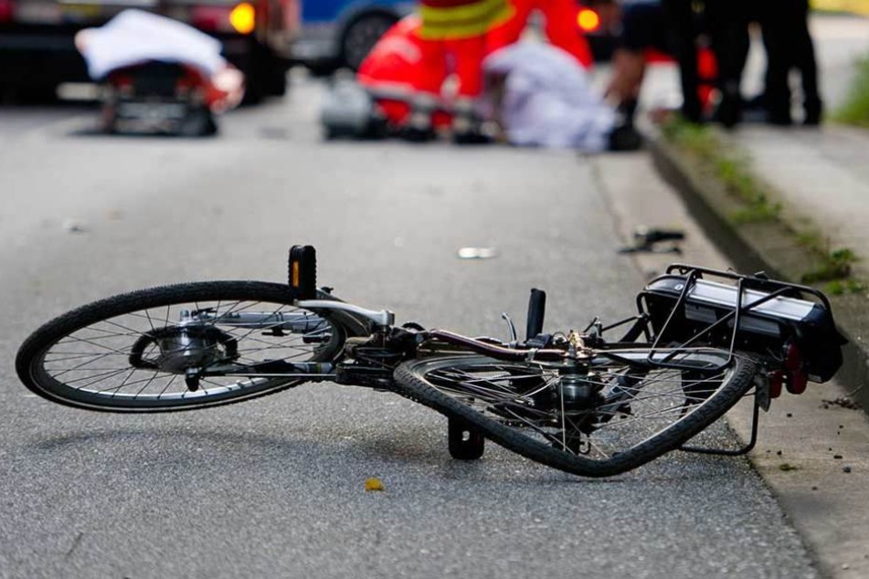 Beim Abbiegen erfasste eine Autofahrerin eine Radlerin, flüchtete jedoch vom Unfallort. (Symbolbild)