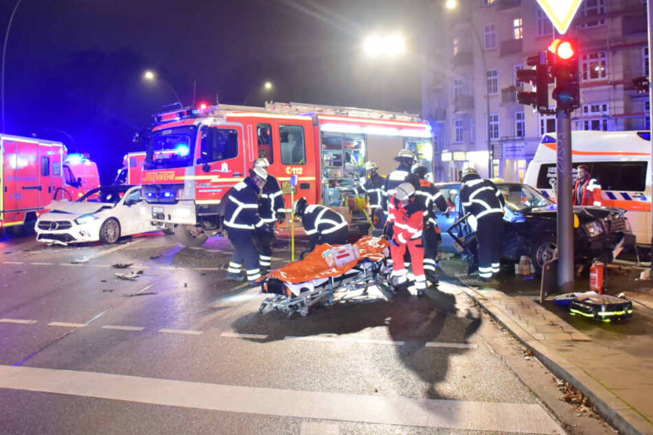 An einer Kreuzung kam es in Hamburg zu einem schweren Verkehrsunfall.