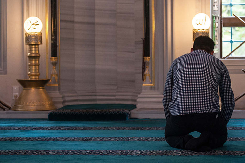 Der Mann wurde mehrmals aufgefordert zu gehen. Als dies nichts brachte, riefen die Moschee-Verantwortlichen die Polizei. (Symbolbild)