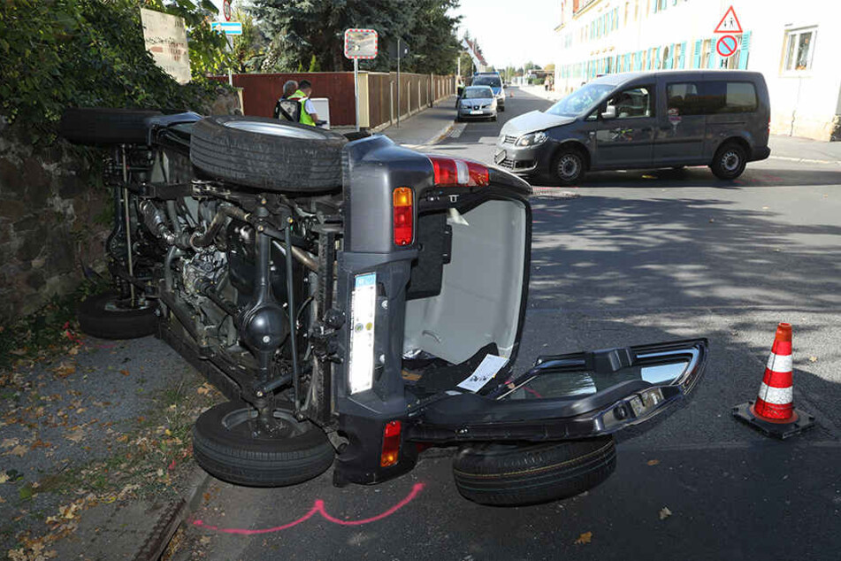Der Suzuki Jimny kippte bei dem Unfall zur Seite.