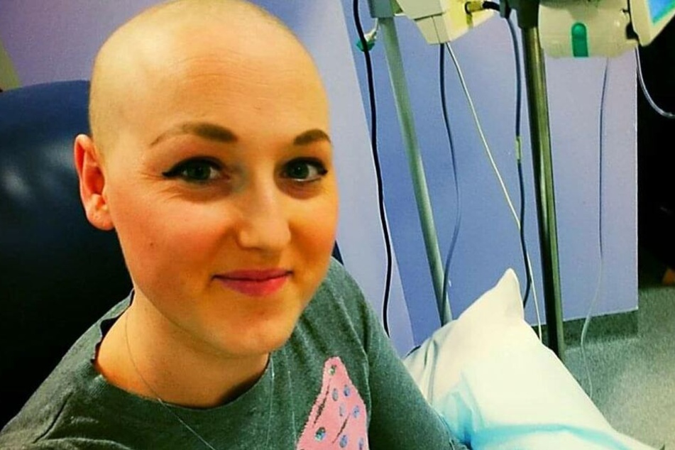 Sarah verlor ihre Haare durch die Chemotherapie.