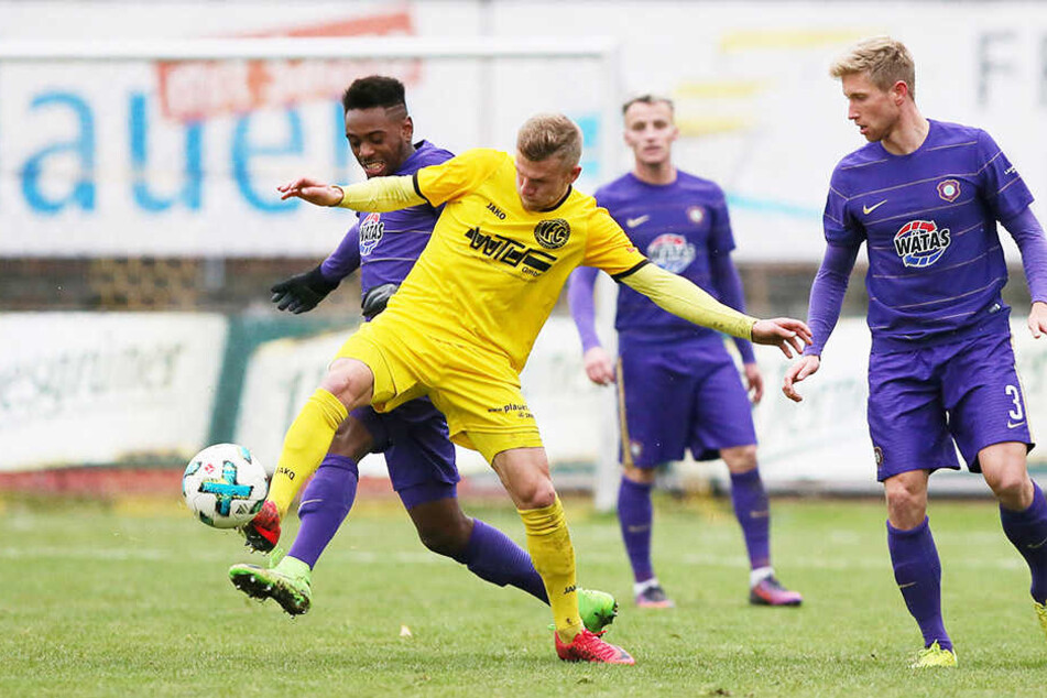 Moise Ngwisani (l., hier gegen
Plauens Alexander Morosow) spielt derzeit kaum eine Rolle beim FCE.