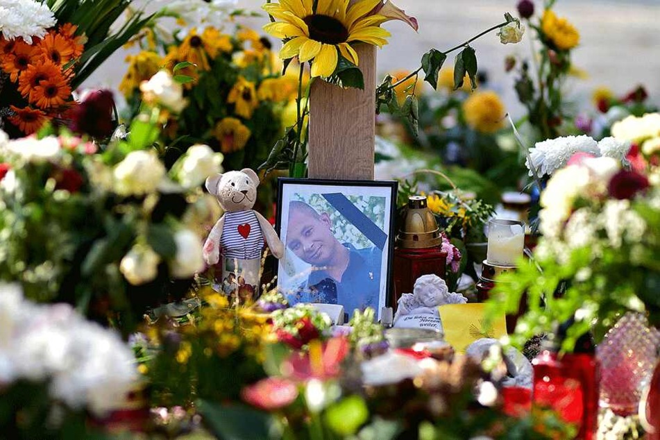 Daniel H. (35) wurde Oper einer Straftat. Am Tatort werden immer wieder Blumen und Kerzen abgestellt.