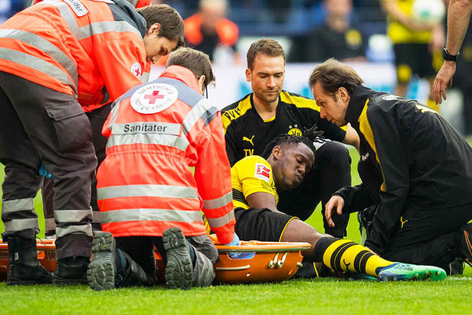 BVB-Stürmer Michy Batshuayi musste im Derby beim FC Schalke 04 mit einer Trage vom Feld gebracht werden.