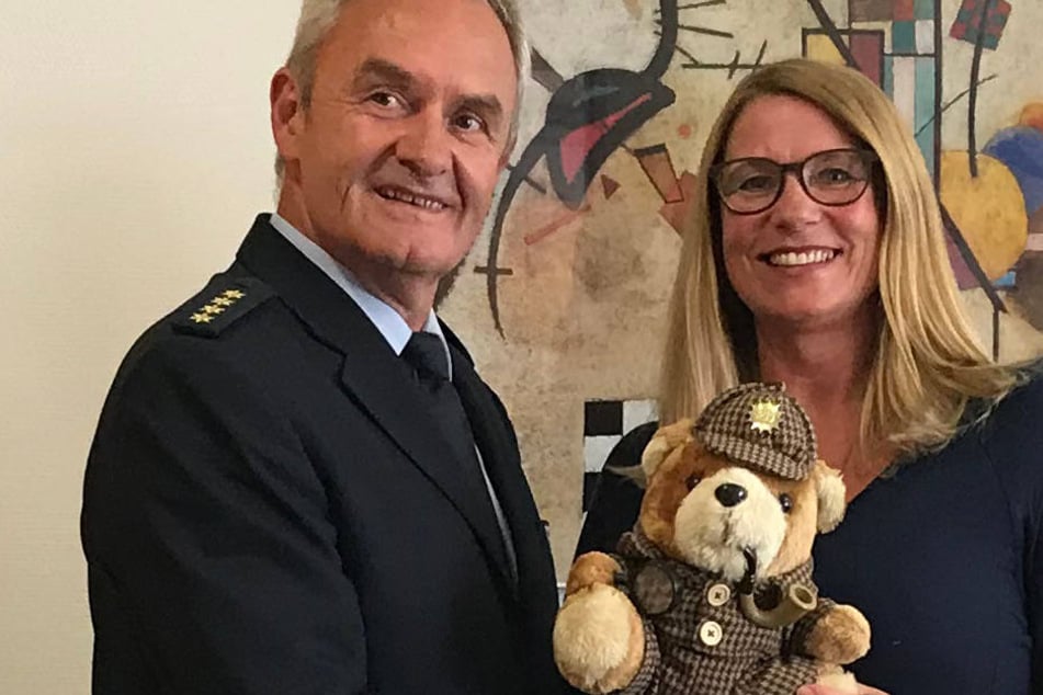 Friedhelm Hinzen, Abteilungsleiter der Polizei Rhein-Kreis-Neuss dankte der Angestellten.