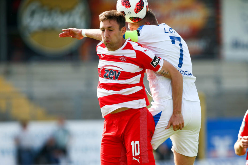 Christian Bickel (l.) mit Marcus Piossek im Kopfballduell.