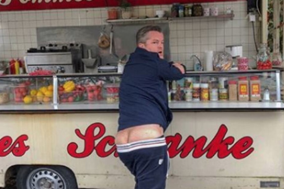 Ein verdutzter Blick und ein entblößtes Hinterteil von André Dietz (43).