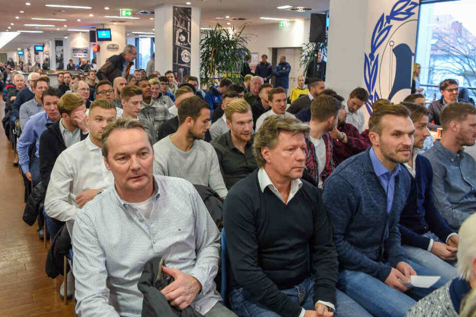 Mannschaft und Trainerteam waren ebenfalls anwesend.
