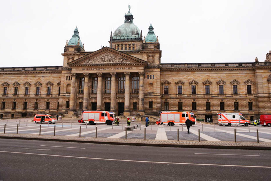 Die Feuerwehr ist mit mehreren Einsatzwagen vor Ort.