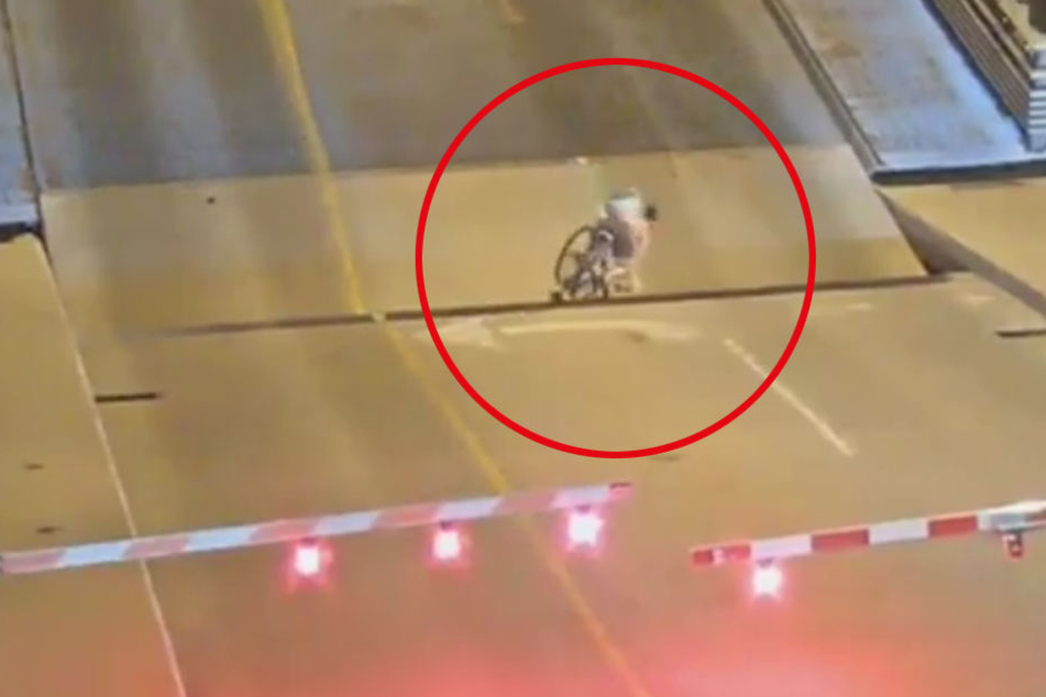 Die Radfahrerin versuchte noch, die Lücke geschickt zu umfahren, doch es half nichts. Sie verschwand im Schlund der Brücke.