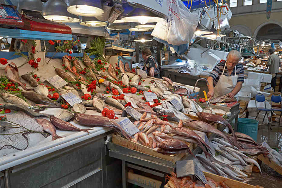 Sogar auf einem Fischmarkt in Athen sollen die Krebsmedikamente zwischengelagert worden sein. (Symbolbild)