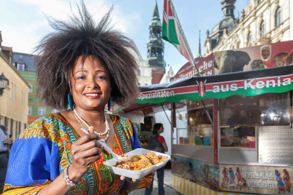Die gebürtige Kenianerin Mary Hänel (40) bietet beim Streetfood-Festival
exotische Speisen aus Zebra- und Krokodilsfleisch an.