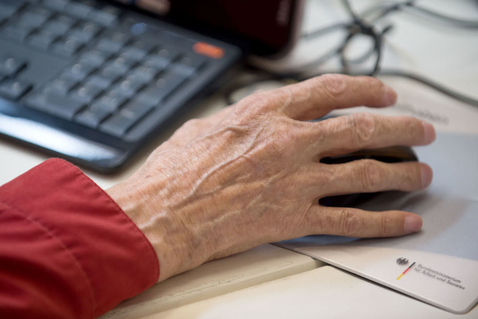 Jeder zweite Senior in Deutschland nutzt das Internet. (Symbolbild)
