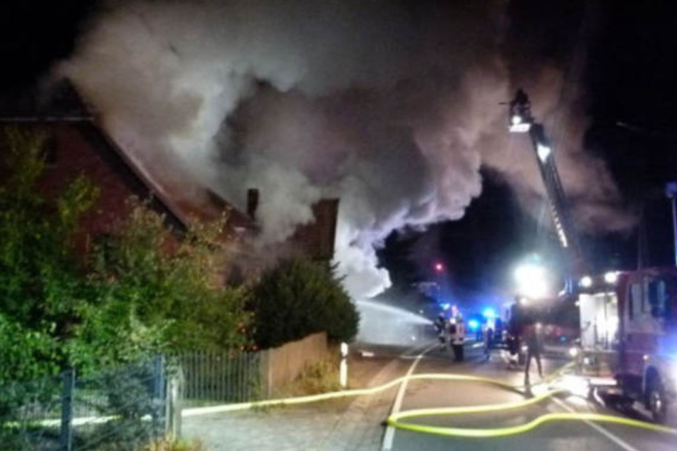 Montagnacht zerstörte ein wütendes Feuer das Wohnhaus an der Rintelner Straße.