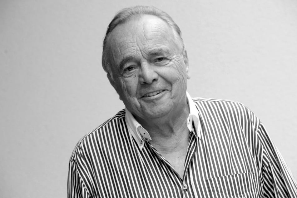 Der langjährige Hauptdarsteller der beliebten ARD-Serie "In aller Freundschaft", Dieter Bellmann, starb am 20.11.2017 mit 77 Jahren in Leipzig.