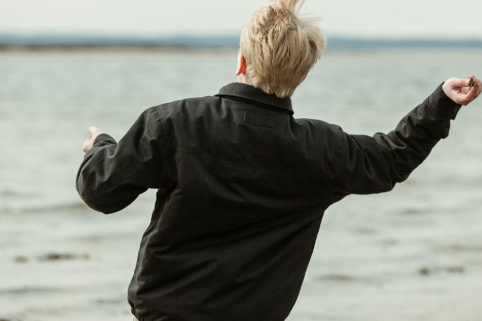 Zwei Kinder warfen Steine auf ein Passagierschiff. (Symbolbild)