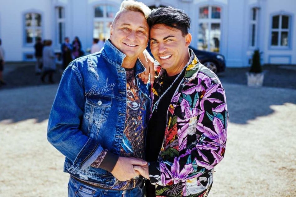 Hubert Fella (li./50) und sein Matthias (34) geben sich vor laufenden Kameras das Ja-Wort.