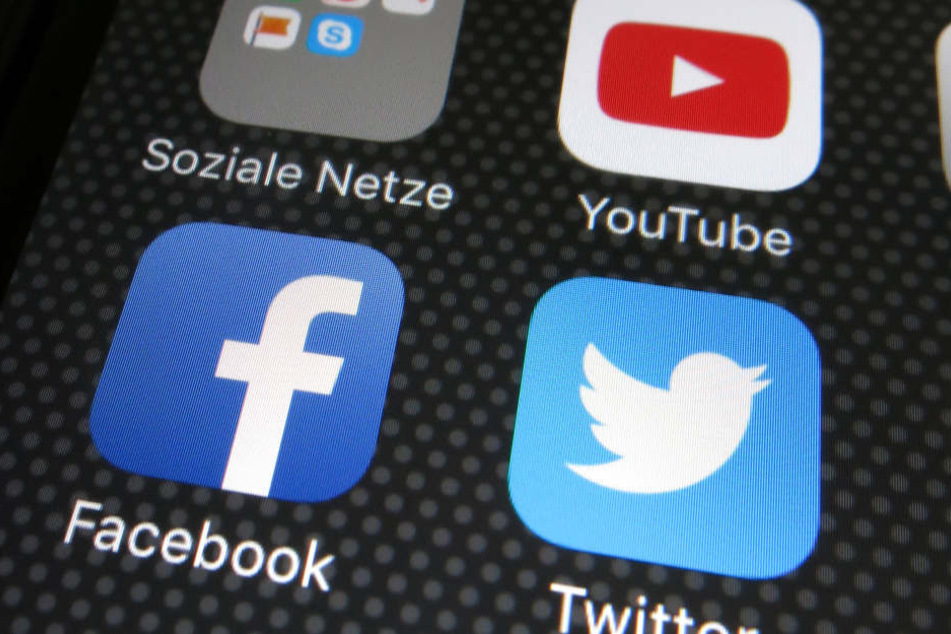 Fast drei Viertel der Deutschen fürchten einer aktuellen Umfrage zufolge, beim Surfen im Internet oder beim Onlineshopping Opfer von Datendieben zu werden.